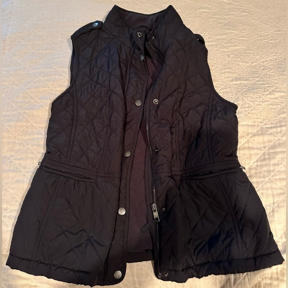 Talbots women’s Black Quilted Vest with pockets, snap/zipper closure- XS.Fleece.